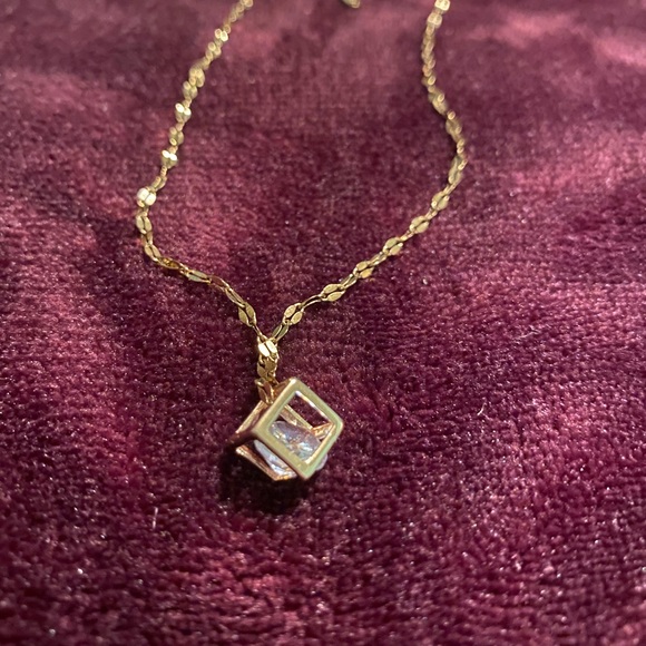 Gold cube necklace - Picture 3 of 3